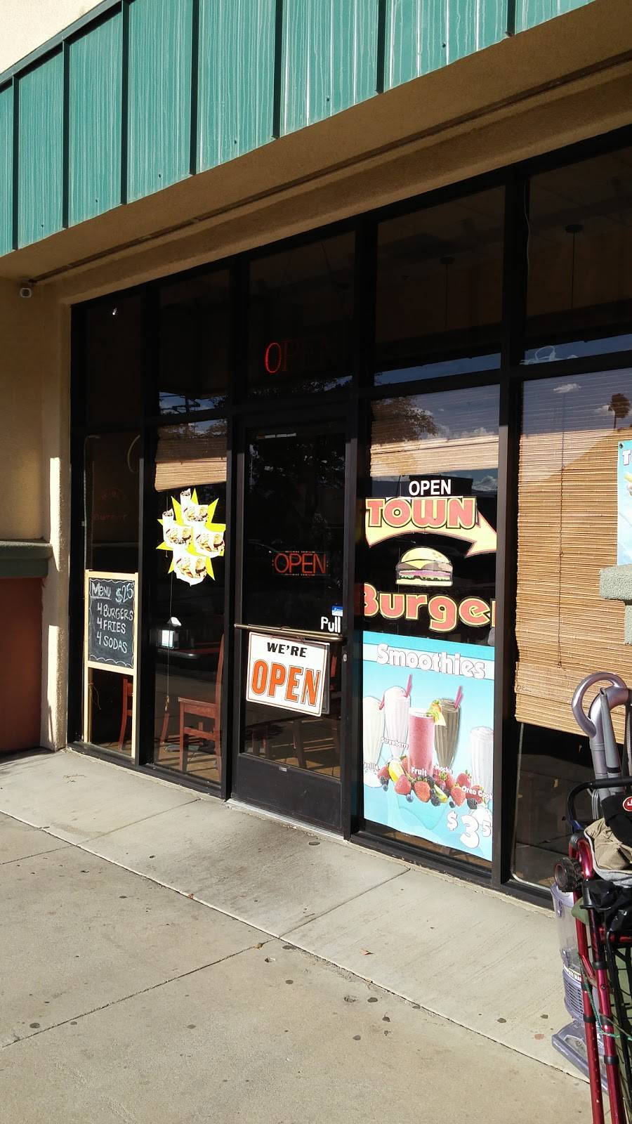 Town Burgers | restaurant | 16 El Camino Real B, Greenfield, CA 93927, USA | 8316745786 OR +1 831-674-5786