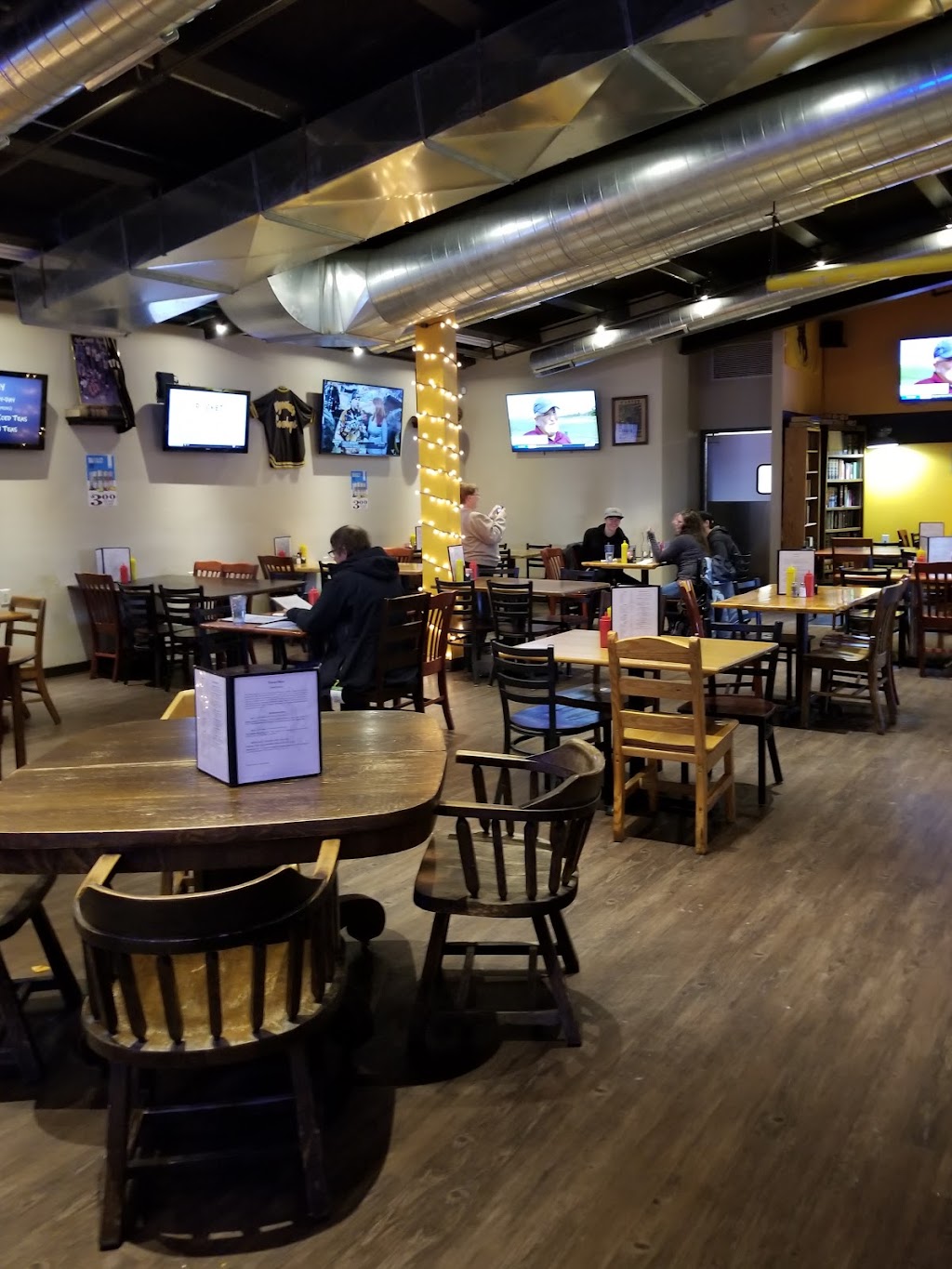 The Library Sports Grille & Brewery | restaurant | 201 E Custer St, Laramie, WY 82070, USA | 3077420500 OR +1 307-742-0500