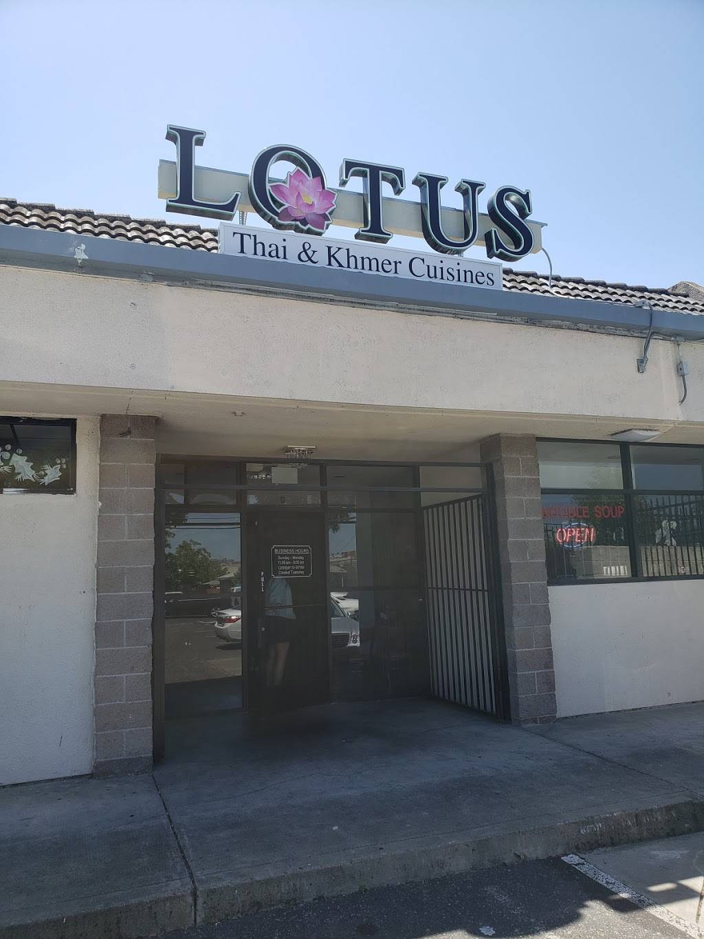 Lotus Thai & Khmer Cuisines | restaurant | 1412 Rosemarie Ln, Stockton, CA 95207, USA | 2099109799 OR +1 209-910-9799