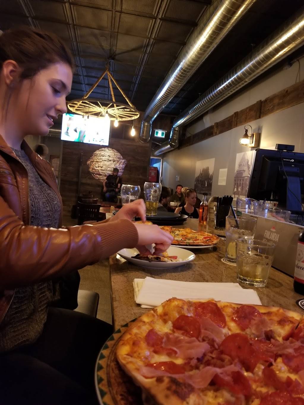 Woodcraft Pizza & Bar | restaurant | 47 Talbot St N, Essex, ON N8M 1A3, Canada | 5199619321 OR +1 519-961-9321