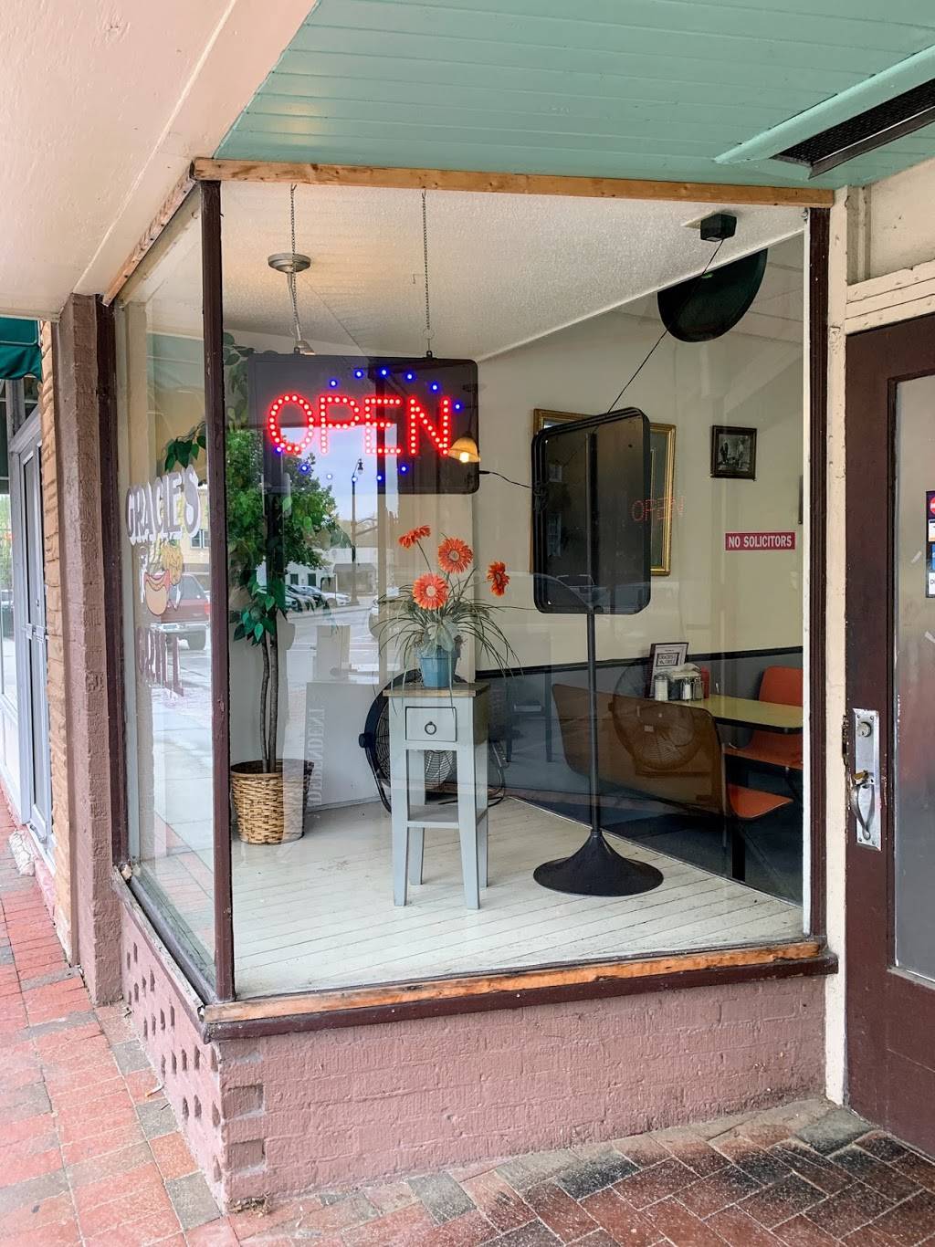 Gracies Grill | restaurant | 123 Vance St, Clinton, NC 28328, USA | 9105927782 OR +1 910-592-7782