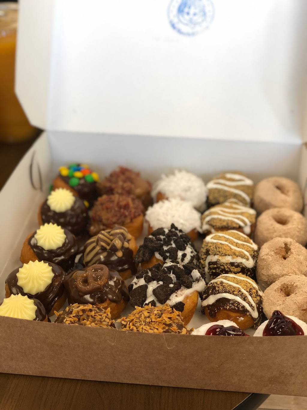 Charlies Mini-Donuts | restaurant | 2215-2351 East County Road 540A, Lakeland, FL 33813, USA | 8635001414 OR +1 863-500-1414