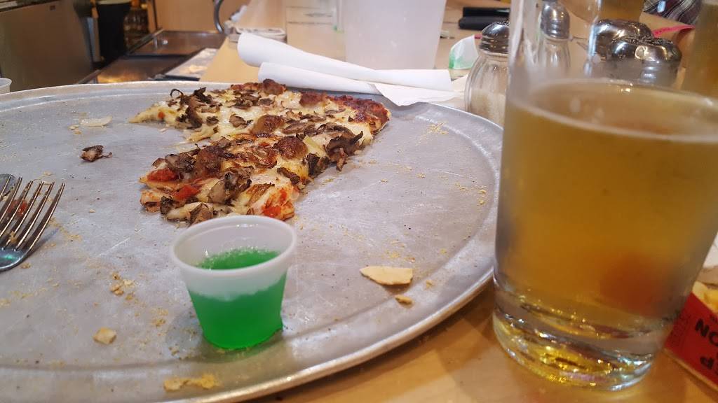 Curlys Waterfront Sports Bar & Grill | restaurant | W272N2696 Lakeview Blvd, Pewaukee, WI 53072, USA | 2626914243 OR +1 262-691-4243