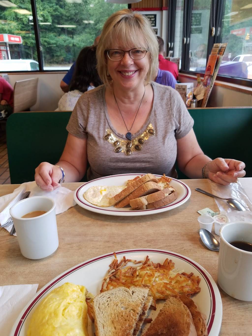 Huddle House | meal takeaway | 609 Haywood Rd, Dillsboro, NC 28725, USA | 8285863663 OR +1 828-586-3663