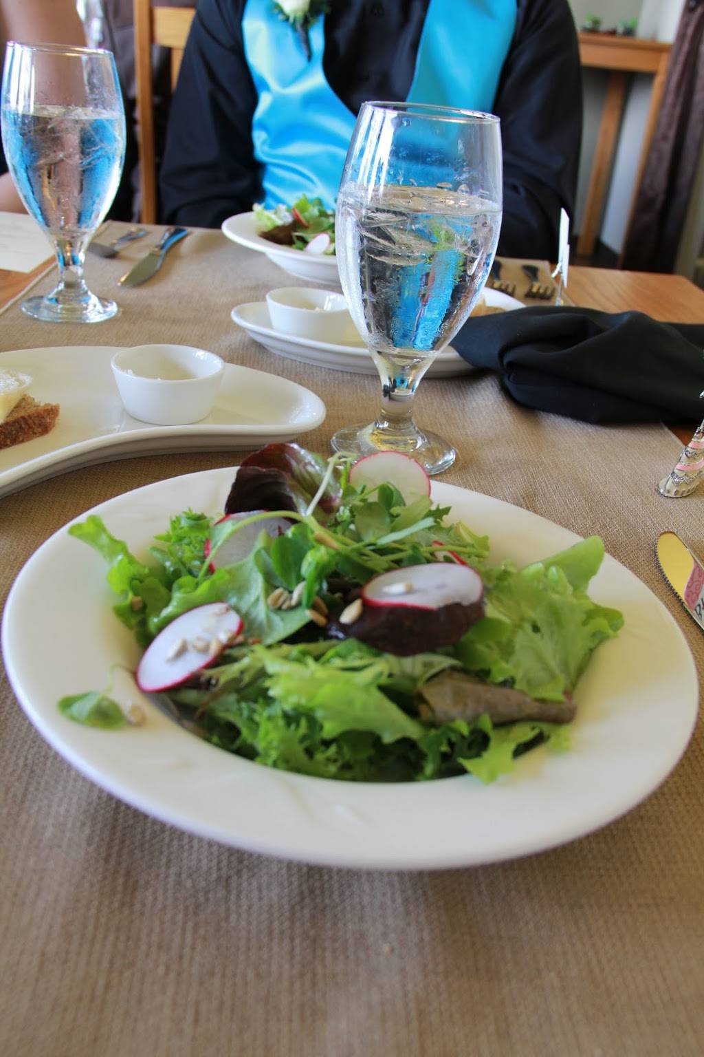 Lakehouse Farm & Prairie Plate | restaurant | 10405 Branched Oak Rd, Waverly, NE 68462, USA | 4027862239 OR +1 402-786-2239