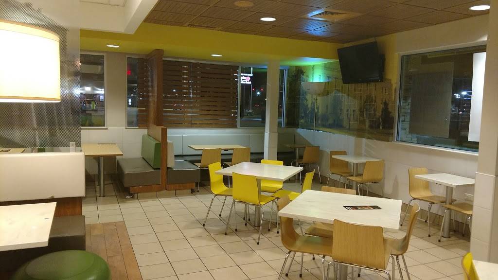 McDonalds | cafe | 105 SW 19th, Moore, OK 73160, USA | 4057937404 OR +1 405-793-7404
