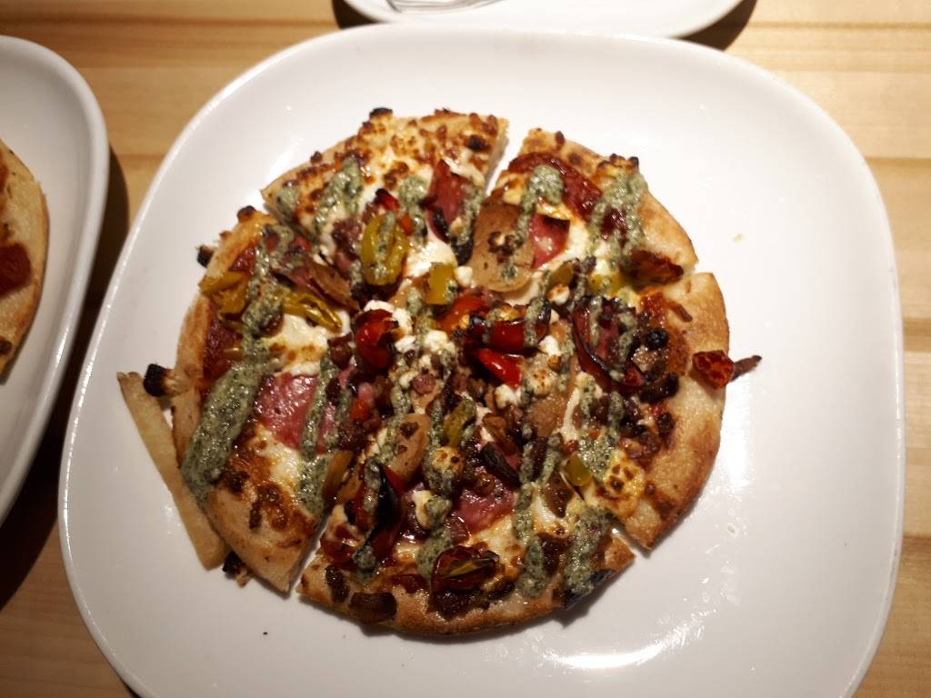 Boston Pizza | restaurant | 4 Amy Croft Dr, Windsor, ON N8N 2L9, Canada | 5197391313 OR +1 519-739-1313