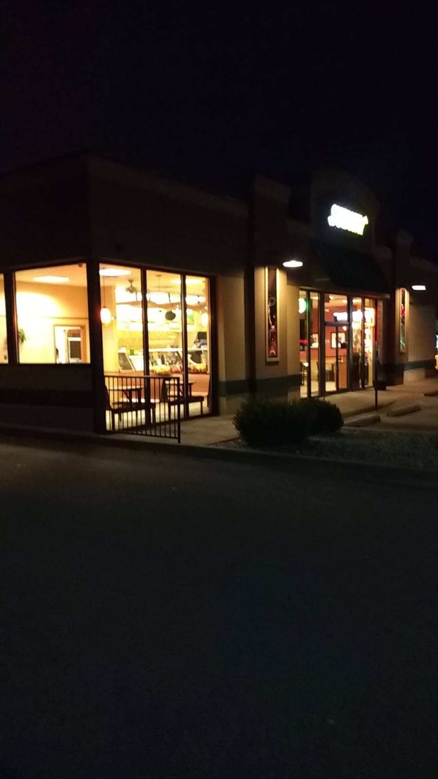 Subway | restaurant | 206 E 10th St, Jeffersonville, IN 47130, USA | 8122841957 OR +1 812-284-1957