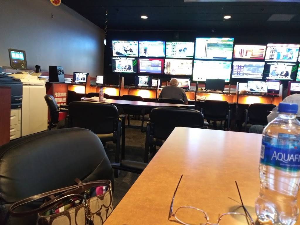 Club Hawthorne Peoria | restaurant | 3225 N Dries Ln, Peoria, IL 61604, USA | 3098320671 OR +1 309-832-0671