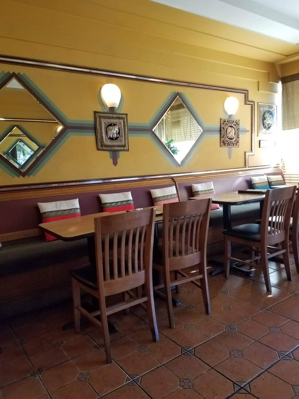 Benjarong Thai Restaurant | restaurant | 2138 S Mannheim Rd, Westchester, IL 60154, USA | 7084090339 OR +1 708-409-0339