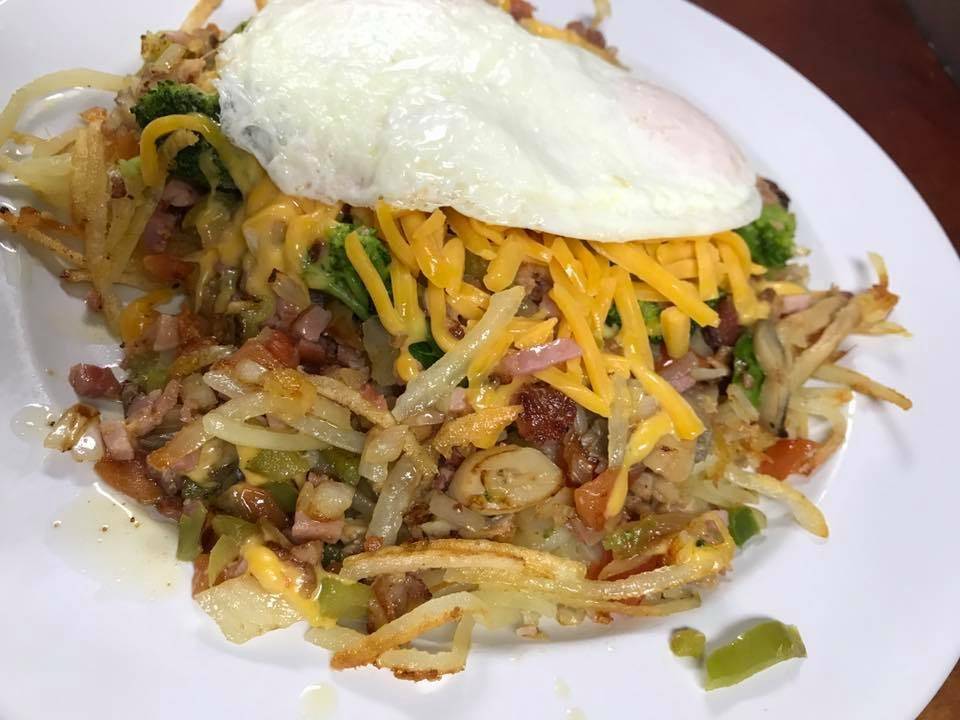 Avia Family Dining | restaurant | 111 S Saginaw St, Holly, MI 48442, USA | 2483825460 OR +1 248-382-5460