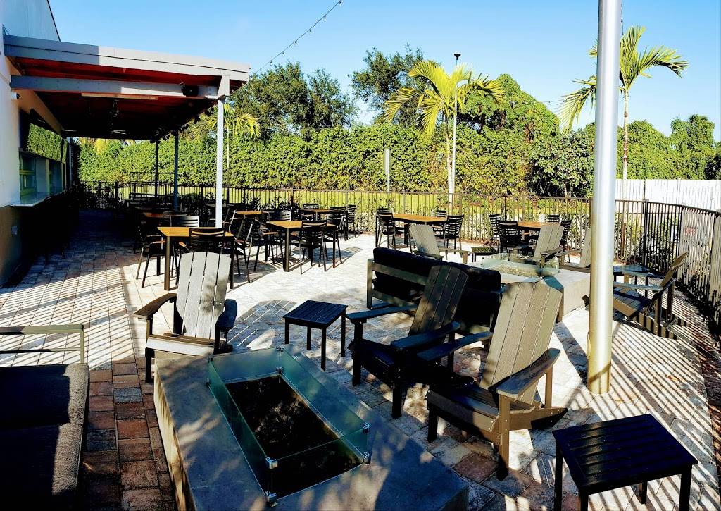 Off The Rock Tavern | restaurant | 7723 Collier Blvd Unit 306, Naples, FL 34114, USA | 2397747704 OR +1 239-774-7704