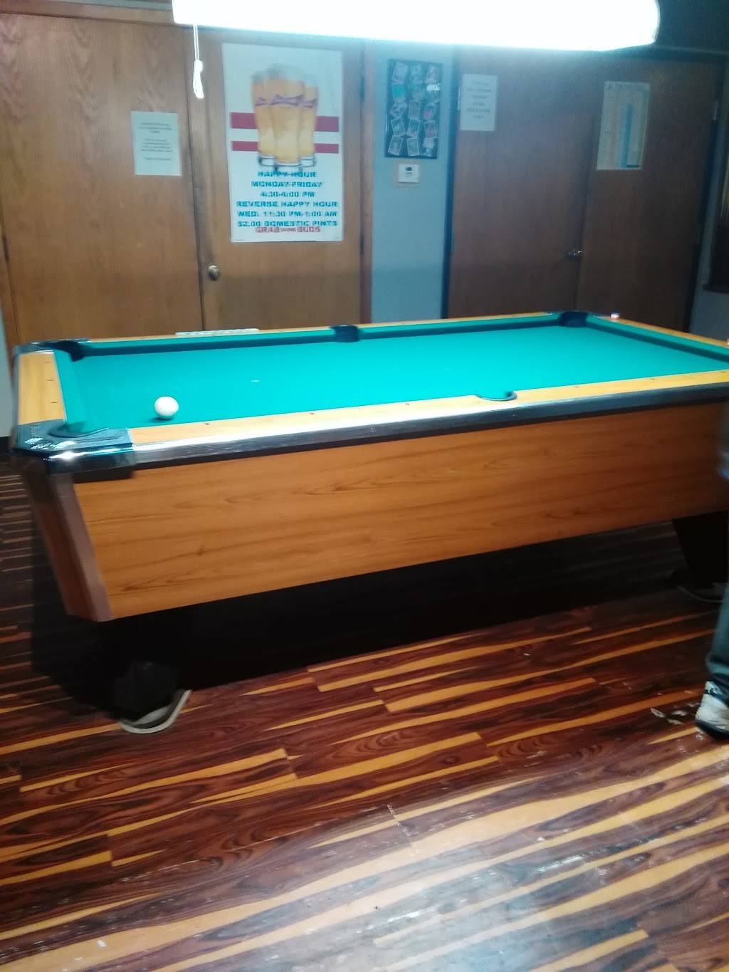 Offsides Tavern | restaurant | 728 N Lincoln Ave, York, NE 68467, USA | 4023629912 OR +1 402-362-9912