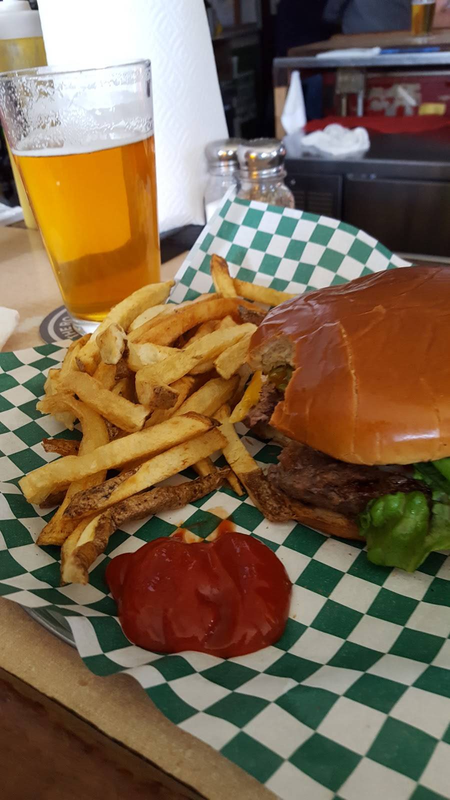 DJs Sports Bar & Grill | restaurant | 222 E Chicago Ave, Westmont, IL 60559, USA | 6309861029 OR +1 630-986-1029