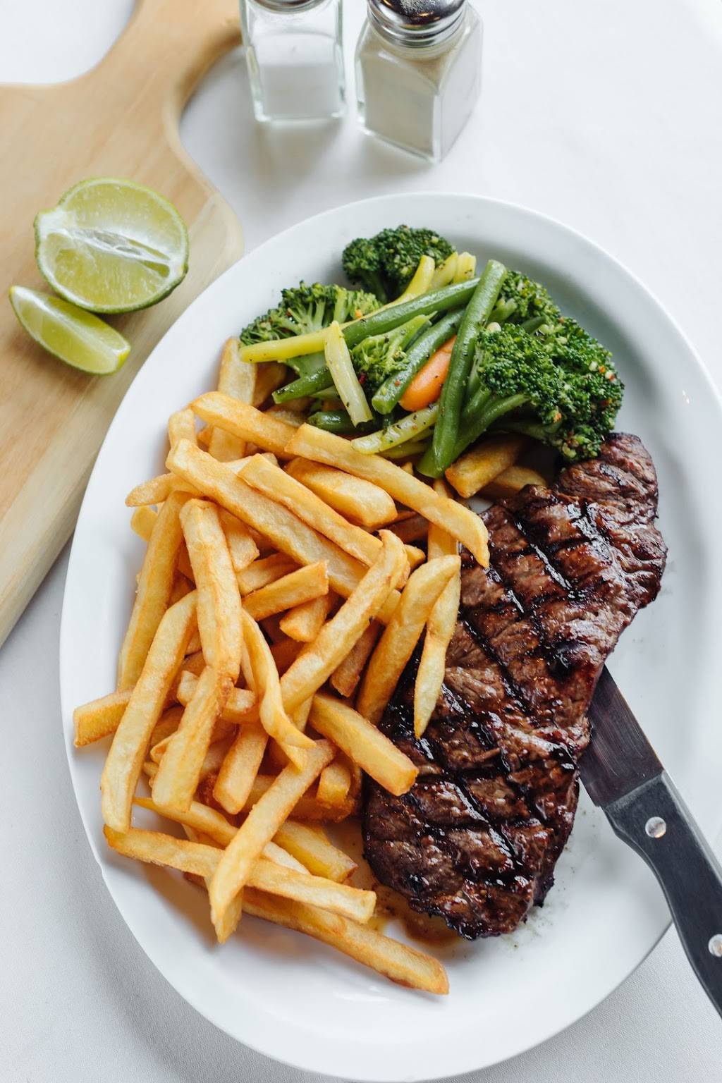 The Shire | restaurant | 385 Queensway West, Simcoe, ON N3Y 2M9, Canada | 5194293300 OR +1 519-429-3300