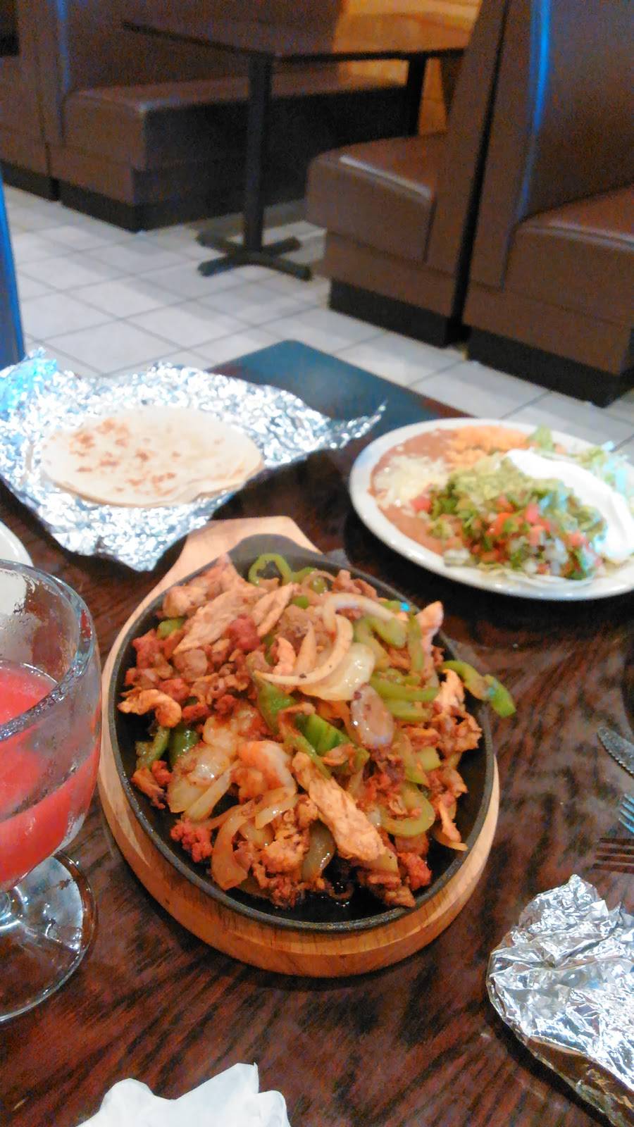 Los Jefes Mexican Restaurant | restaurant | 530 W 30th St, Connersville, IN 47331, USA | 7652221090 OR +1 765-222-1090