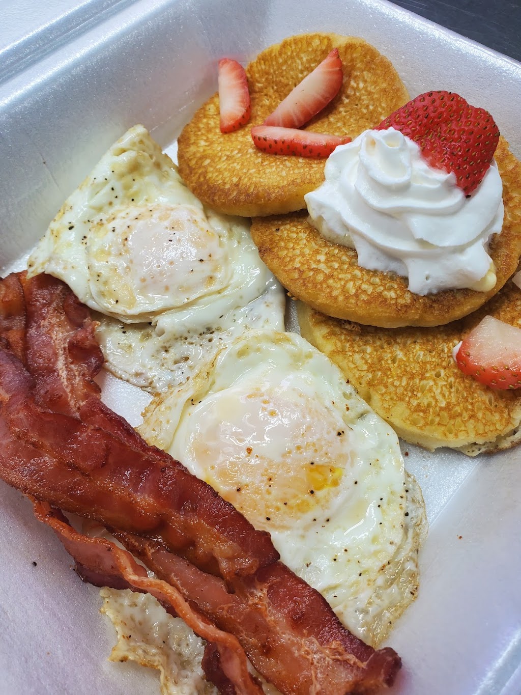 Mikos Munchables | restaurant | 116 Keen St, Burkesville, KY 42717, USA | 2704060425 OR +1 270-406-0425