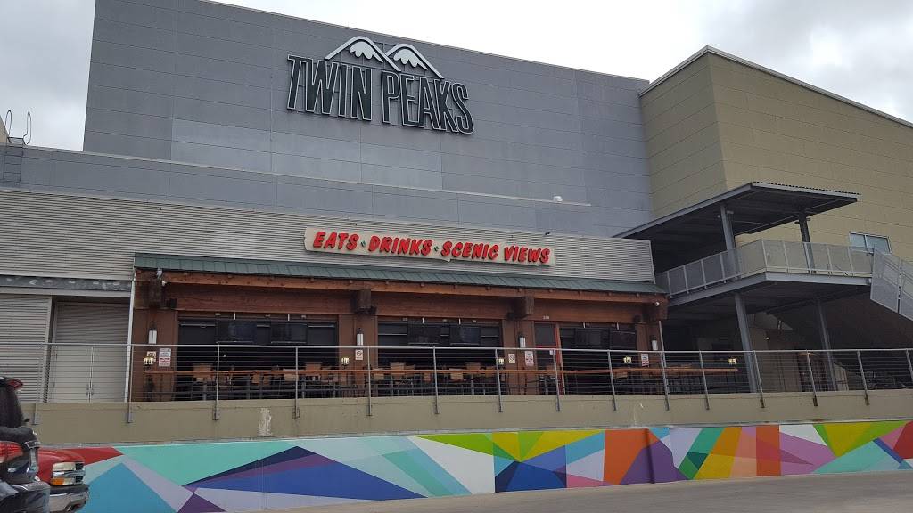 Twin Peaks | restaurant | 5321 E Mockingbird Ln #240, Dallas, TX 75206, USA | 4692063678 OR +1 469-206-3678