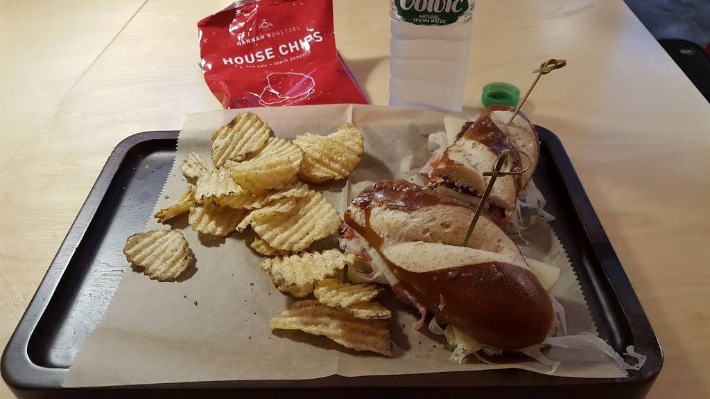 Hannahs Bretzel | meal takeaway | 131 S Dearborn St, Chicago, IL 60603, USA | 3126211111 OR +1 312-621-1111