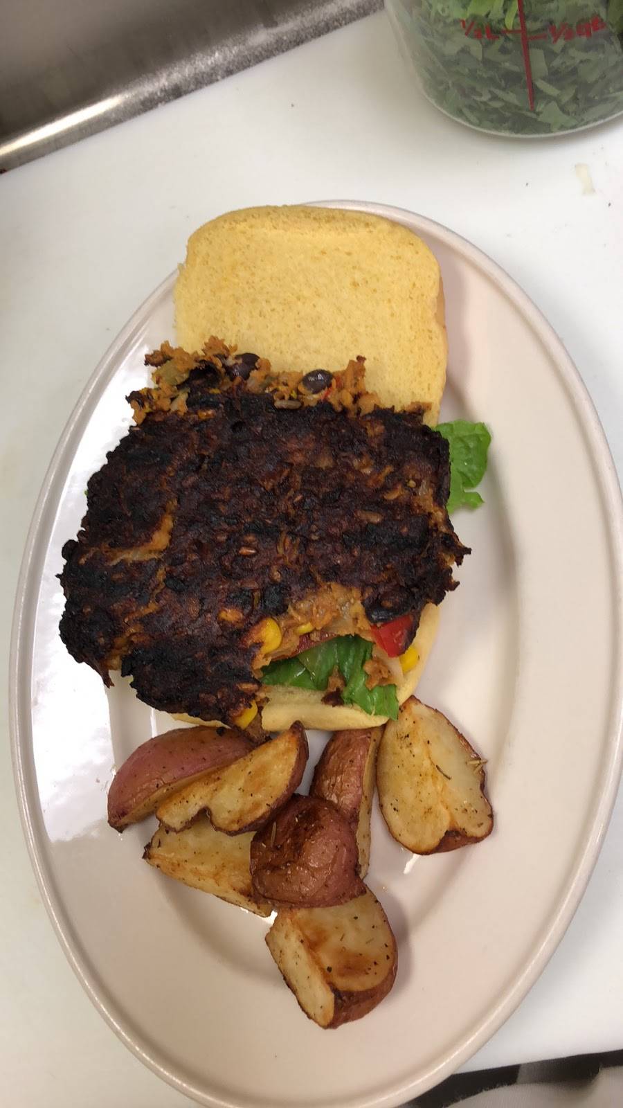 The RoadHouse | restaurant | 1400 Clove Rd, Staten Island, NY 10301, USA | 7184470033 OR +1 718-447-0033