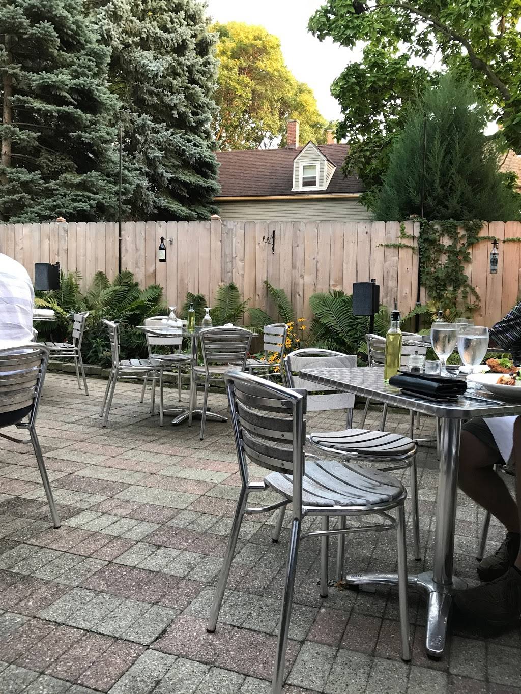 Tess | restaurant | 2499 N Bartlett Ave, Milwaukee, WI 53211, USA | 4149648377 OR +1 414-964-8377