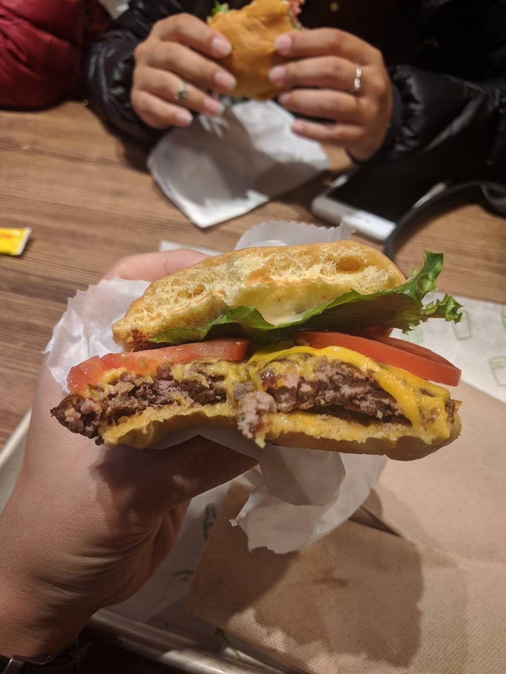 Shake Shack | restaurant | 2957 Broadway, New York, NY 10025, USA | 6463835506 OR +1 646-383-5506