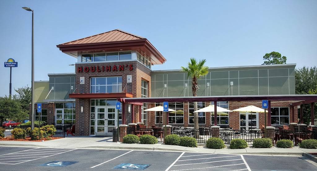 Houlihans | restaurant | 17029 Abercorn St, Savannah, GA 31419, USA | 9129215712 OR +1 912-921-5712