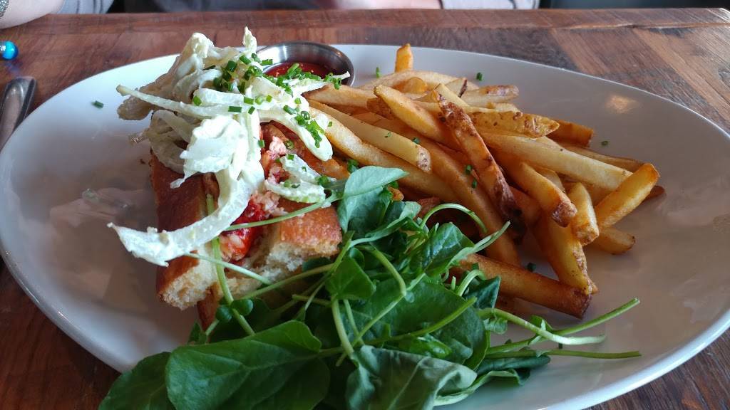 Alley Cat Oyster Bar | restaurant | 1056 Old River Rd, Cleveland, OH 44113, USA | 2165749999 OR +1 216-574-9999