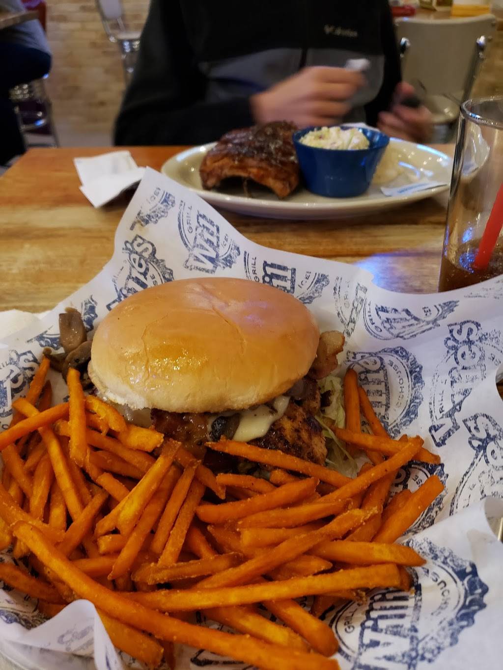 Willies Grill & Icehouse | restaurant | 1301 S IH 35 Frontage Rd, Georgetown, TX 78626, USA | 5127131313 OR +1 512-713-1313