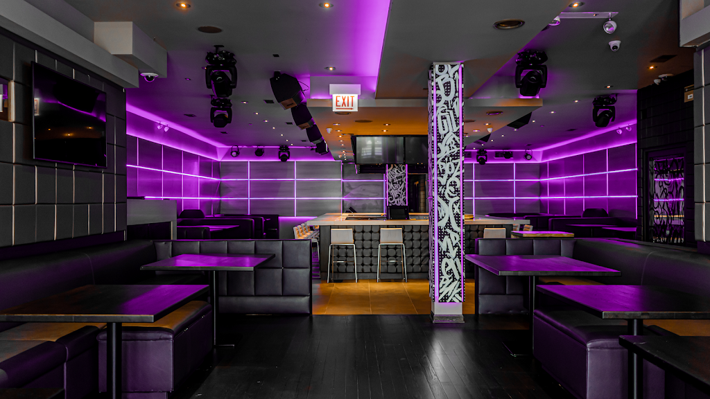 Play Chicago Kitchen & Cocktails | night club | 7 W Division St, Chicago, IL 60610, USA | 3123744196 OR +1 312-374-4196