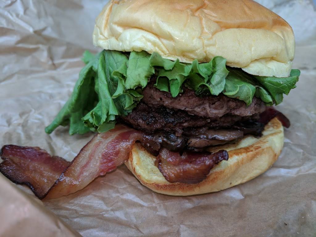 Stax Burgers | restaurant | 2800 Opryland Dr, Nashville, TN 37214, USA | 6158891000 OR +1 615-889-1000