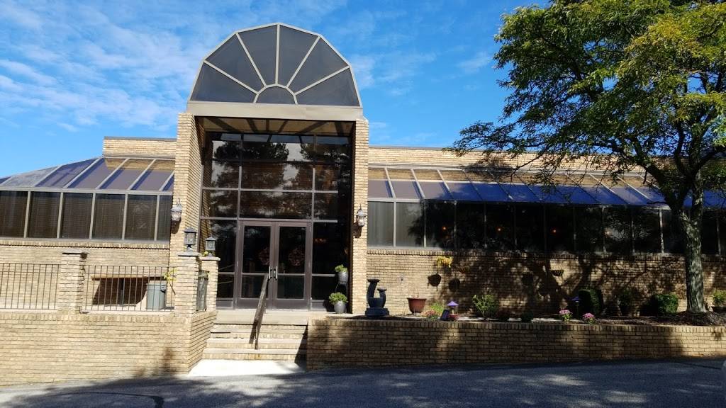 The Hidden Backyard | restaurant | 7375 Royalton Rd, North Royalton, OH 44133, USA | 4406289888 OR +1 440-628-9888