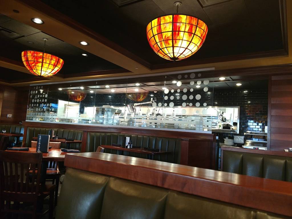 Houlihans | restaurant | Holiday Inn-Blue Ridge Shadows, 101 Hospitality Drive, Front Royal, VA 22630, USA | 5406313045 OR +1 540-631-3045