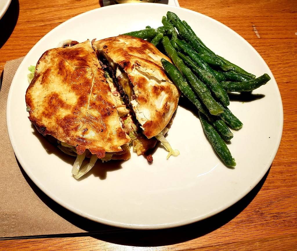 Applebees Grill + Bar | restaurant | 6100 O St Suite C318, Lincoln, NE 68505, USA | 4024676161 OR +1 402-467-6161