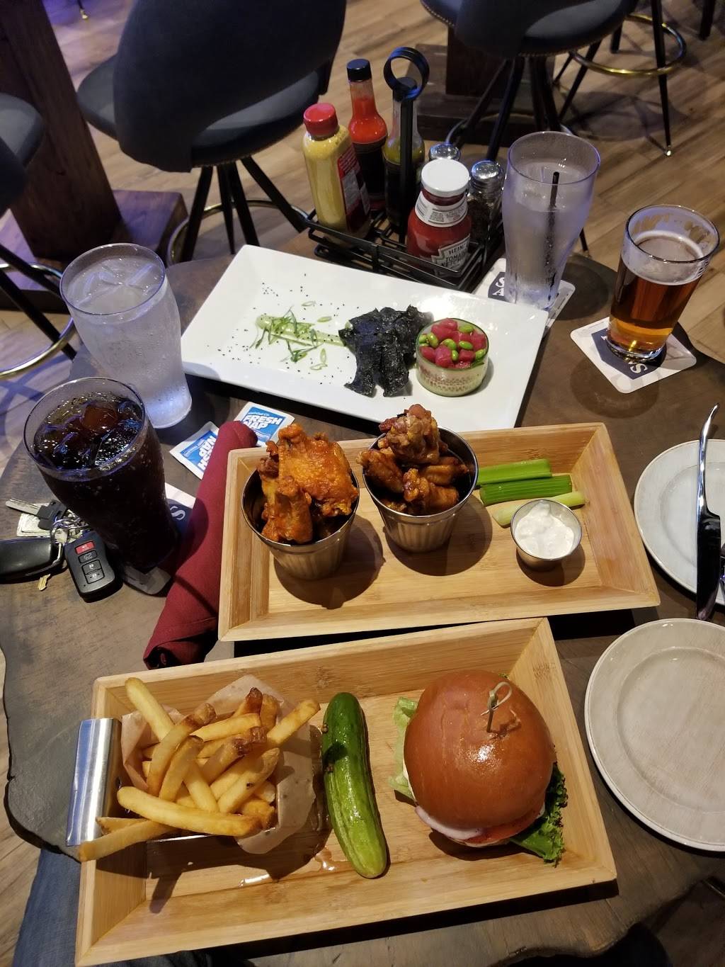 Bobby Vs Restaurant & Sports Bar | restaurant | 268 Atlantic St, Stamford, CT 06901, USA | 2038834320 OR +1 203-883-4320