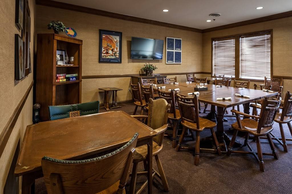 Izzys at Hillcrest Golf & Country Club | restaurant | 850B N Walnut St, Batesville, IN 47006, USA | 8129343401 OR +1 812-934-3401