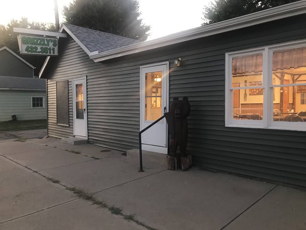 Grizzly’s Pizzeria | restaurant | 12933 North St, Dillsboro, IN 47018, USA | 8124323511 OR +1 812-432-3511