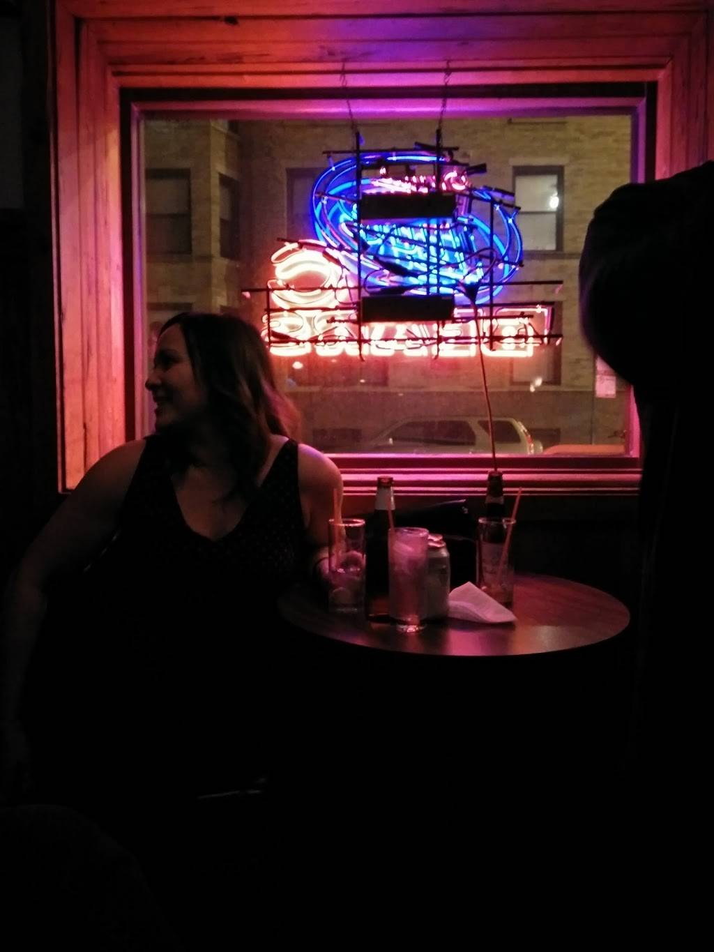 Parrots Bar & Grill | restaurant | 754 W Wellington Ave, Chicago, IL 60657, USA | 7732817878 OR +1 773-281-7878