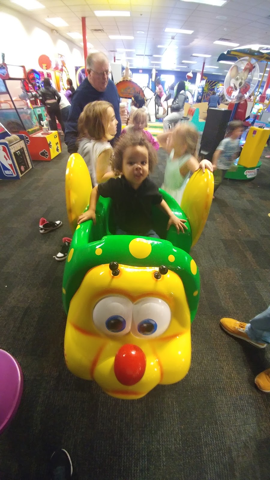 Chuck E. Cheese | restaurant | 225 N 76th St, Omaha, NE 68114, USA | 4023916331 OR +1 402-391-6331