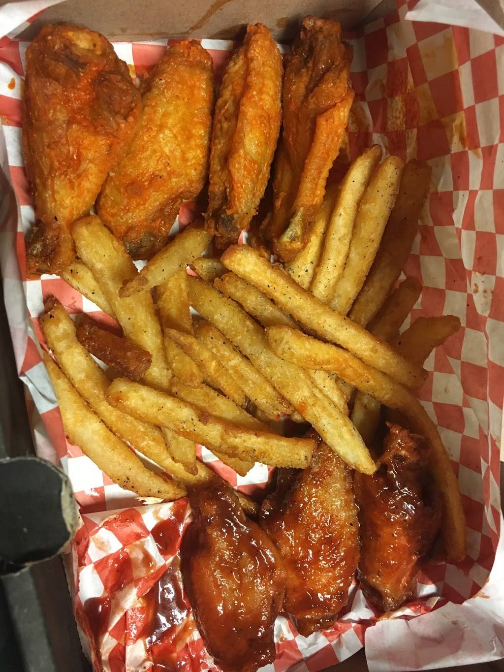 Wing Snob | restaurant | 24740 Greenfield Rd, Oak Park, MI 48237, USA | 2489079464 OR +1 248-907-9464
