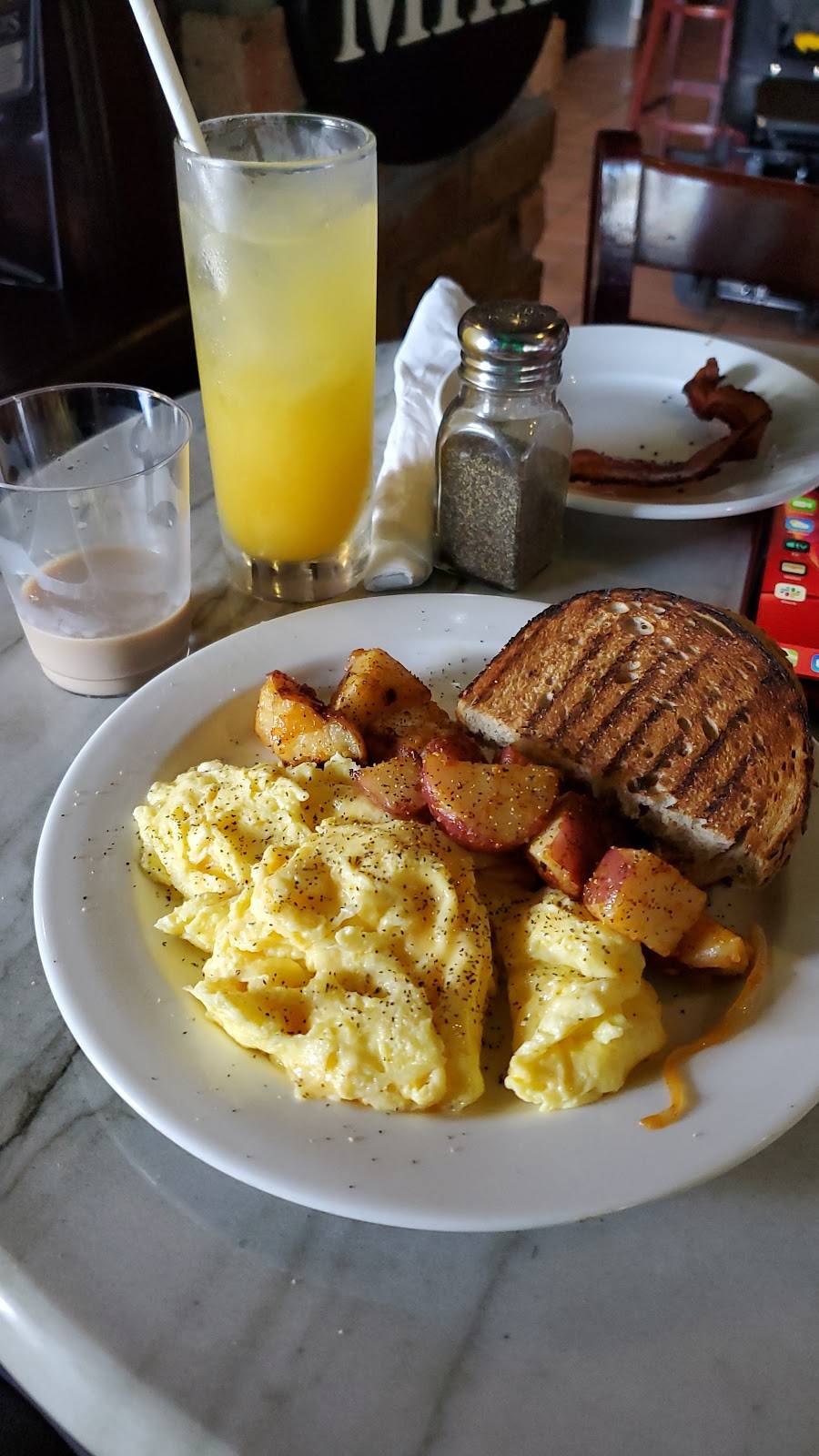 Village Grille | restaurant | 4404 El Mar Dr, Lauderdale-By-The-Sea, FL 33308, USA | 9547765092 OR +1 954-776-5092