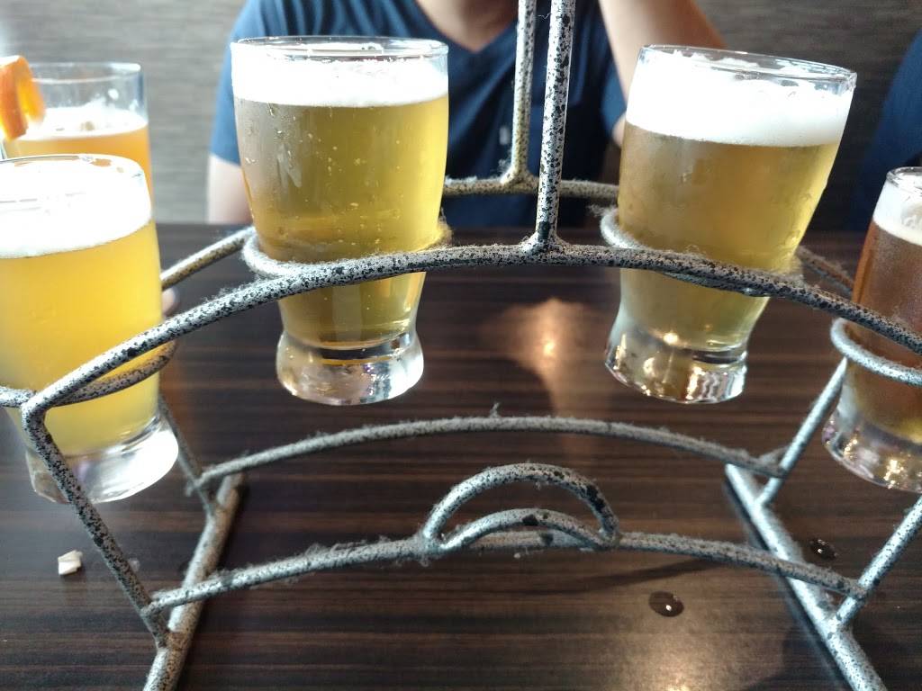 Brewbakers Bar & Grill | restaurant | 9482 Renner Blvd, Lenexa, KS 66219, USA | 9133222739 OR +1 913-322-2739