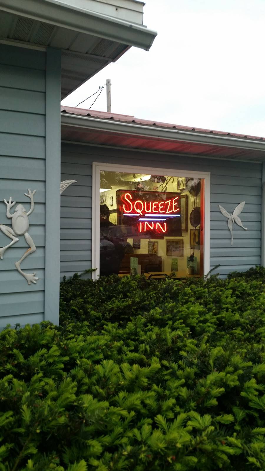 Squeez Inn | restaurant | 404 Hwy RB, Stockton, MO 65785, USA | 4172766302 OR +1 417-276-6302