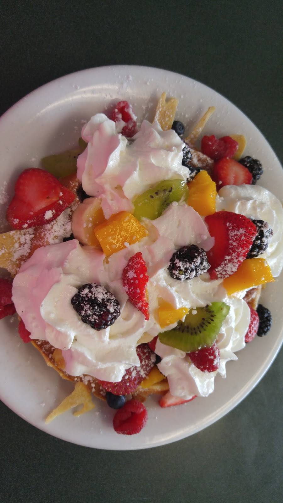 Fernandos Family Restaurant | restaurant | 311 Blake St, Barrie, ON L4M 1K7, Canada | 7057260623 OR +1 705-726-0623