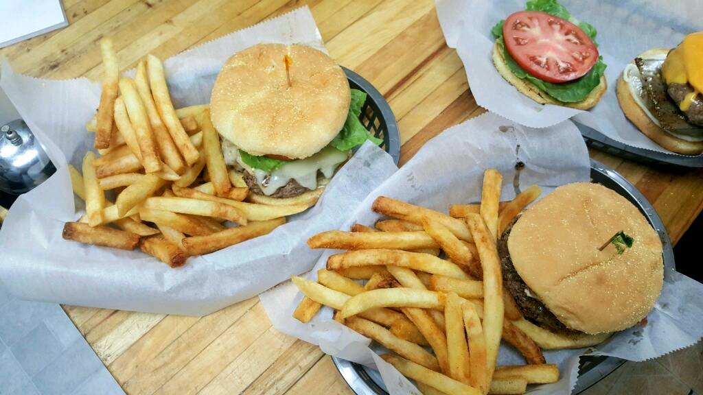 Players Pub & Grub | restaurant | 113 S 9th Ave, Alpena, MI 49707, USA | 9893401331 OR +1 989-340-1331