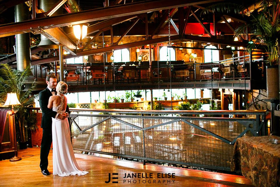 Loring Bar & Restaurant | restaurant | 327 14th Ave SE, Minneapolis, MN 55414, USA | 6123784849 OR +1 612-378-4849