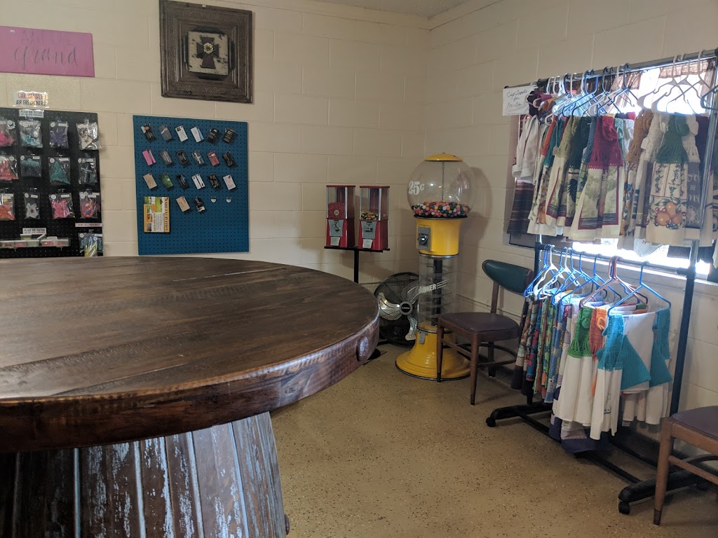 Thad And Paisleys | restaurant | 12237 US-281, Scotland, TX 76379, USA | 9405413663 OR +1 940-541-3663