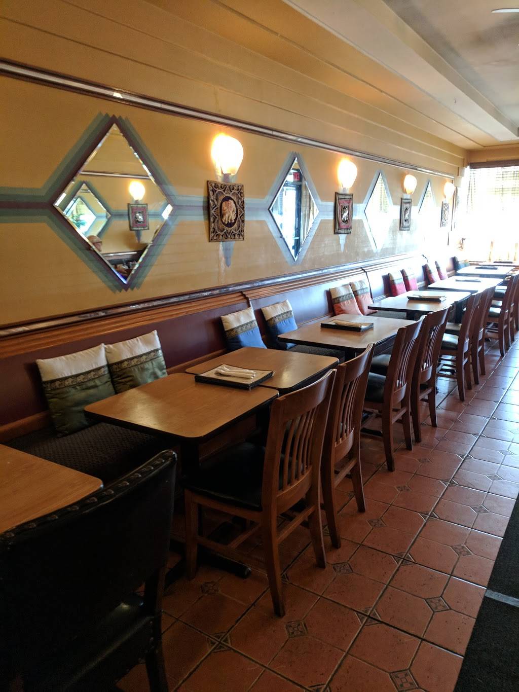 Benjarong Thai Restaurant | restaurant | 2138 S Mannheim Rd, Westchester, IL 60154, USA | 7084090339 OR +1 708-409-0339