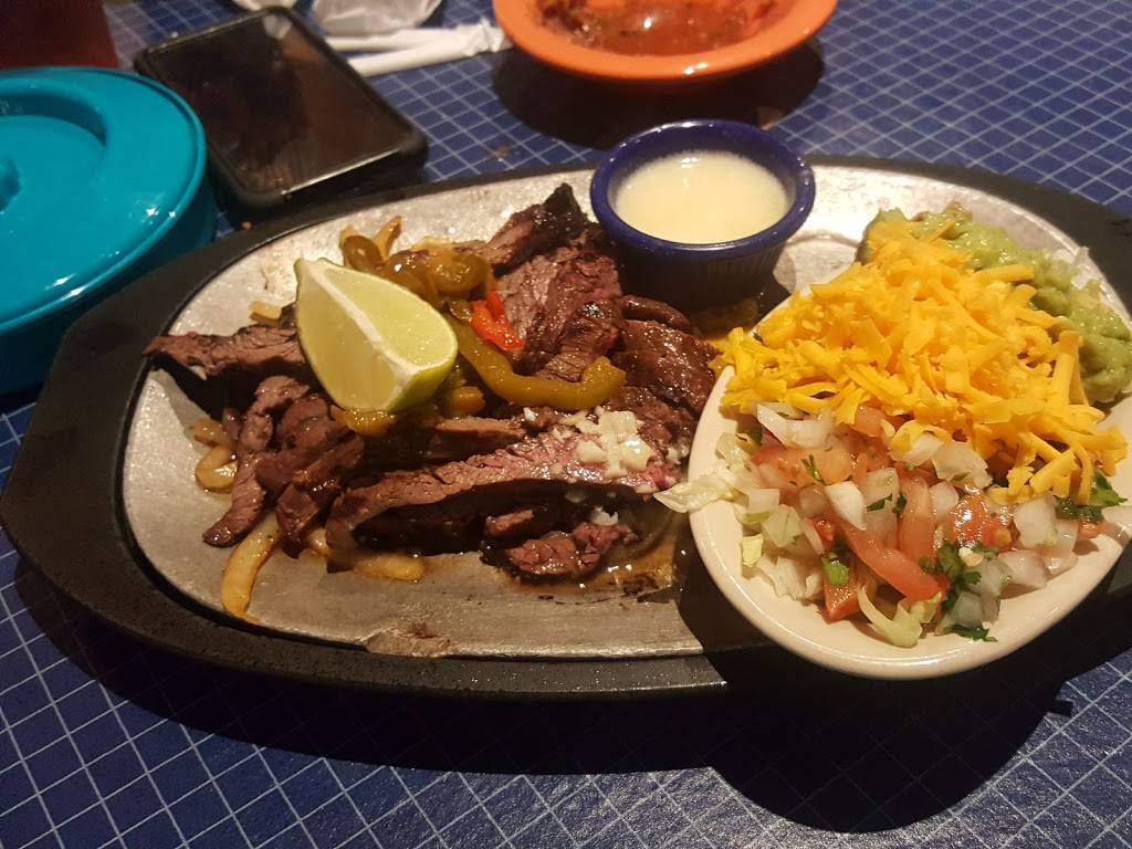 Dos rios | restaurant | 1281 N Academy Ave, New Braunfels, TX 78130, USA | 8306099556 OR +1 830-609-9556