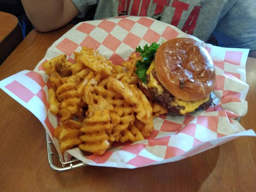 Friendlys | restaurant | 1 Harborside Dr Terminal A - Logan, Boston, MA 02128, USA | 6175616478 OR +1 617-561-6478